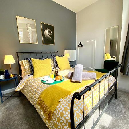 Trendy Stylish Apartment! - 5 Minute Walk To The Best Beach! - Great Location - Parking - Fast Wifi - Smart Tv - Newly Decorated - Sleeps Up To 6! Close To Bournemouth & Poole Town Centre & Sandbanks Екстер'єр фото