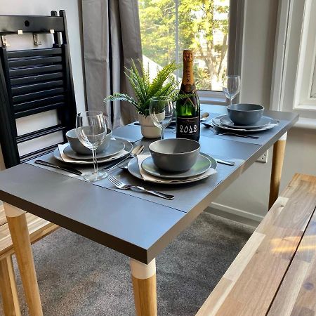 Trendy Stylish Apartment! - 5 Minute Walk To The Best Beach! - Great Location - Parking - Fast Wifi - Smart Tv - Newly Decorated - Sleeps Up To 6! Close To Bournemouth & Poole Town Centre & Sandbanks Екстер'єр фото