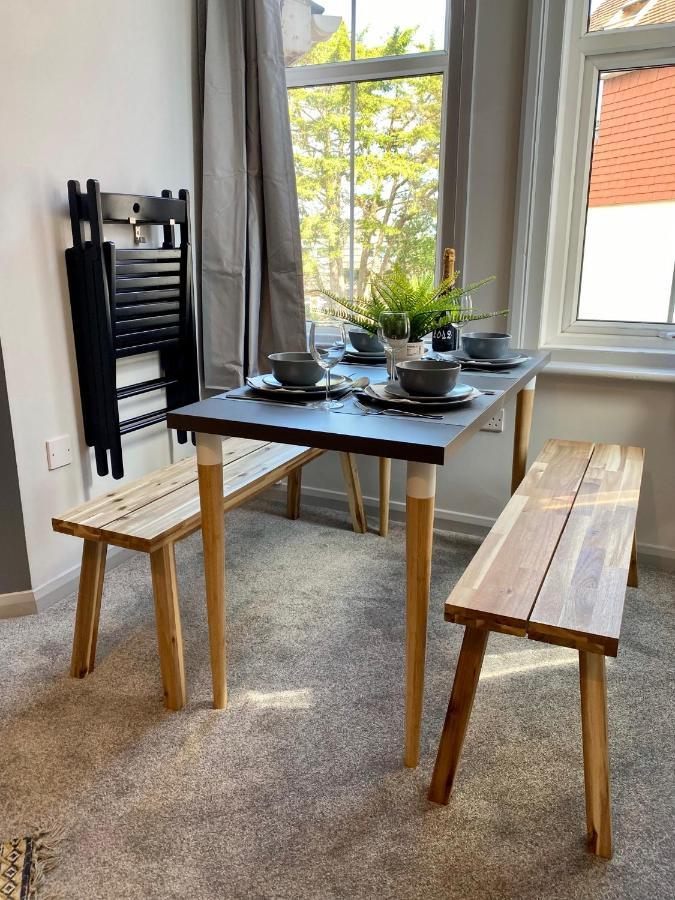 Trendy Stylish Apartment! - 5 Minute Walk To The Best Beach! - Great Location - Parking - Fast Wifi - Smart Tv - Newly Decorated - Sleeps Up To 6! Close To Bournemouth & Poole Town Centre & Sandbanks Екстер'єр фото