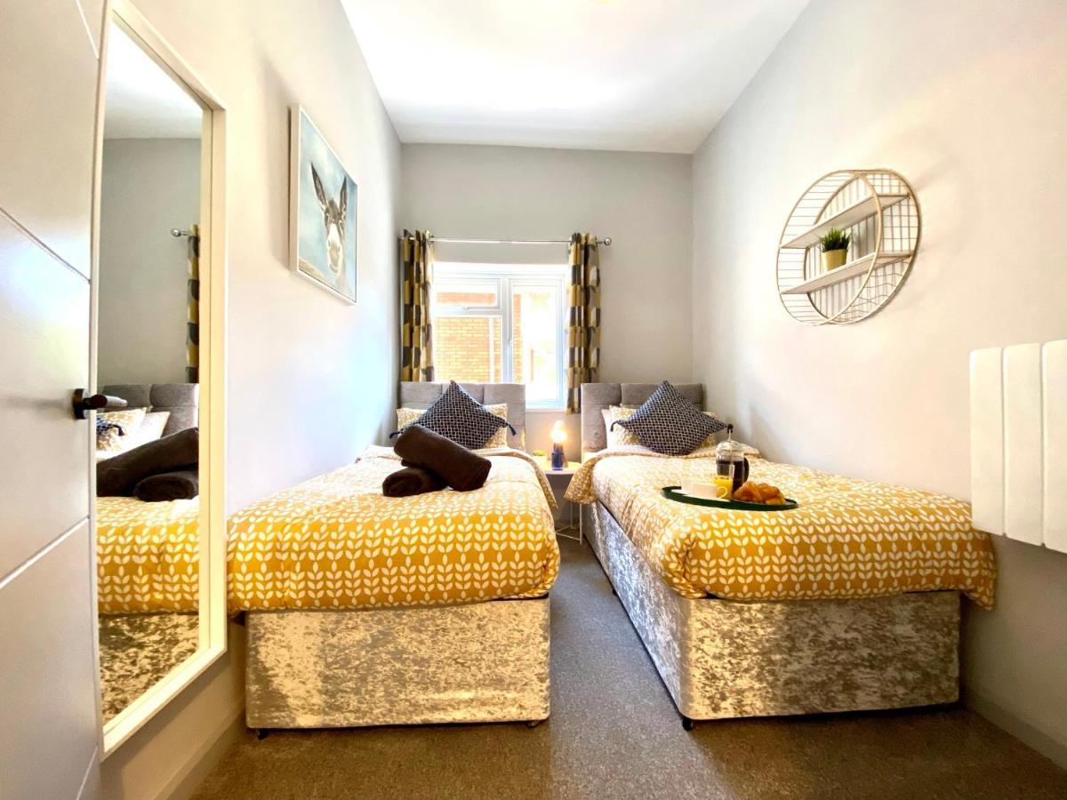 Trendy Stylish Apartment! - 5 Minute Walk To The Best Beach! - Great Location - Parking - Fast Wifi - Smart Tv - Newly Decorated - Sleeps Up To 6! Close To Bournemouth & Poole Town Centre & Sandbanks Екстер'єр фото