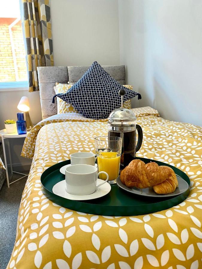 Trendy Stylish Apartment! - 5 Minute Walk To The Best Beach! - Great Location - Parking - Fast Wifi - Smart Tv - Newly Decorated - Sleeps Up To 6! Close To Bournemouth & Poole Town Centre & Sandbanks Екстер'єр фото