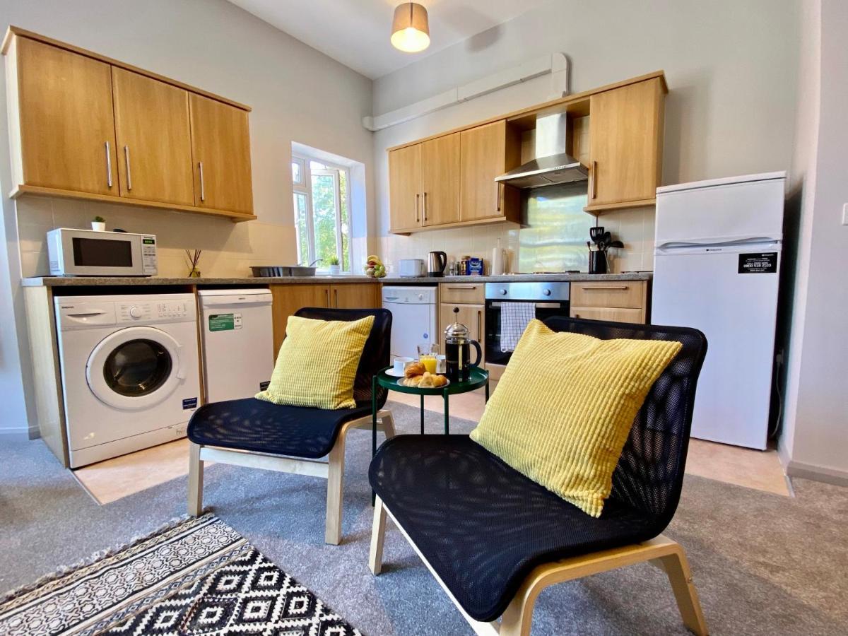 Trendy Stylish Apartment! - 5 Minute Walk To The Best Beach! - Great Location - Parking - Fast Wifi - Smart Tv - Newly Decorated - Sleeps Up To 6! Close To Bournemouth & Poole Town Centre & Sandbanks Екстер'єр фото